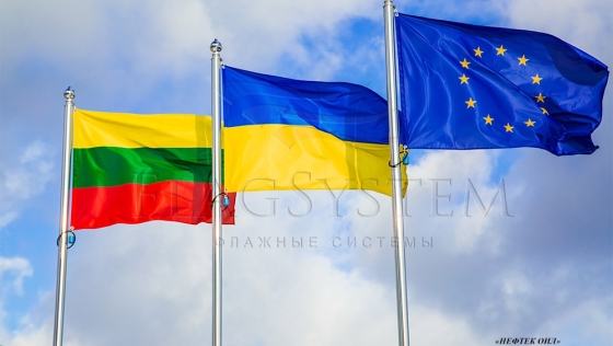 Фото флагштоків для горизонтальних прапорів